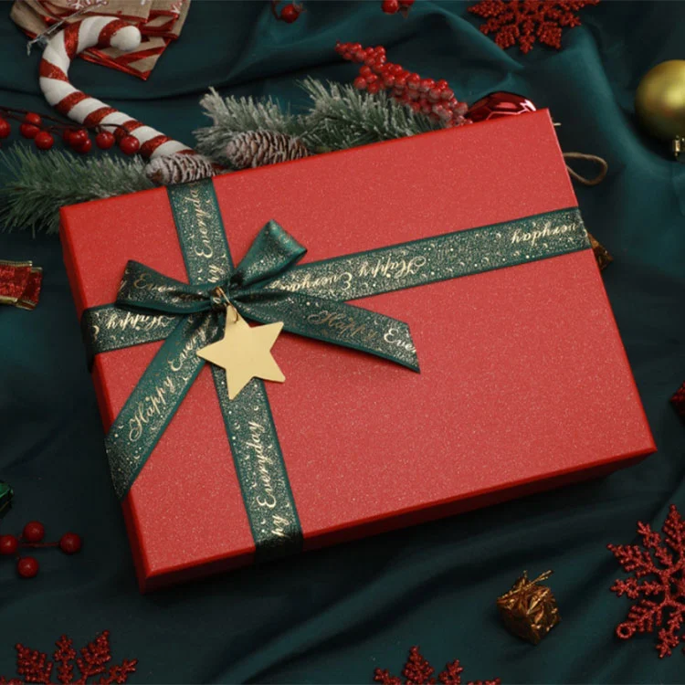 Świąteczne pudełko upominkowe ze sztywną pokrywką i podstawą ze wstążką i zawieszką w kształcie gwiazdy