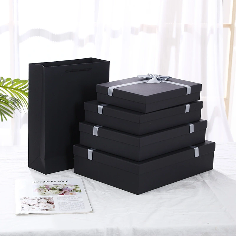 Prostokątne czarne pudełko upominkowe z pokrywką